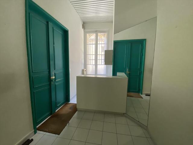 Local Commercial vente à Feuchères, Nîmes