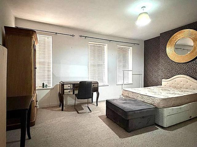 Room for rent in Falcon Lodge, Wales