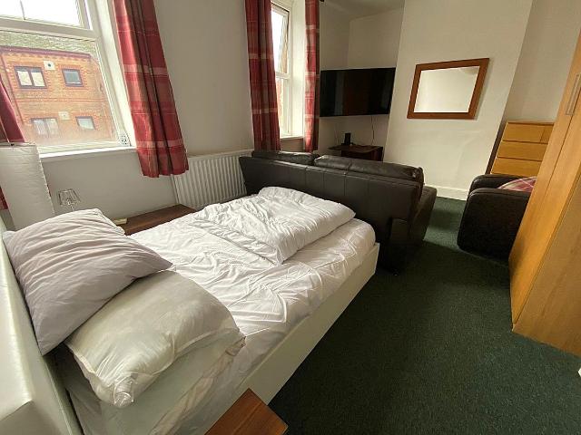 Room for rent in Falcon Lodge, Wales