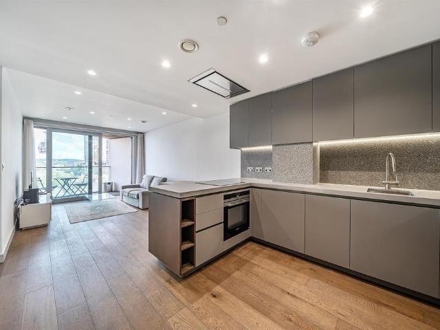 Apartment for rent in Upper Riverside, Greater London