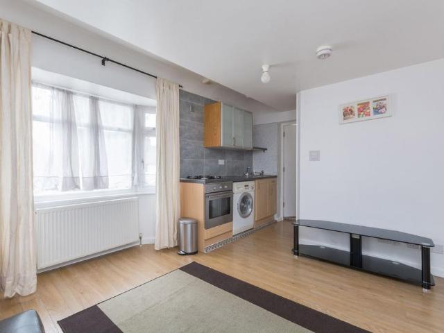 House for rent in London Borough of Ealing, Park Royal