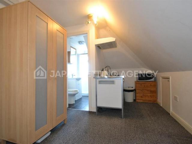 Apartment for rent in London Borough of Ealing, Park Royal