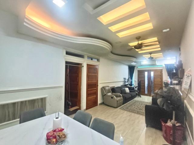 Terraced House for sale in Malaka