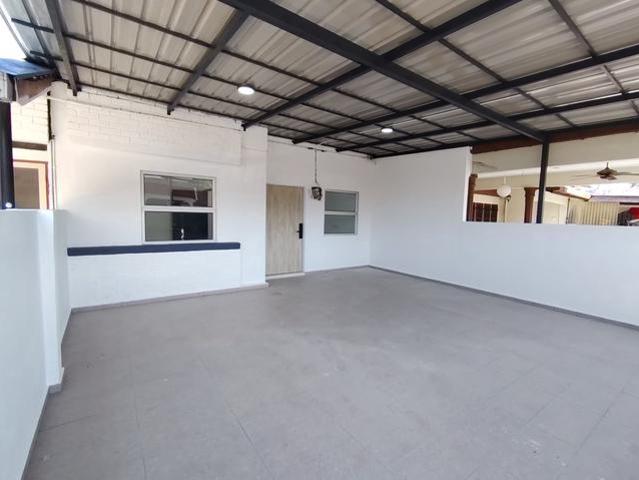 Terraced House for sale in Malaka