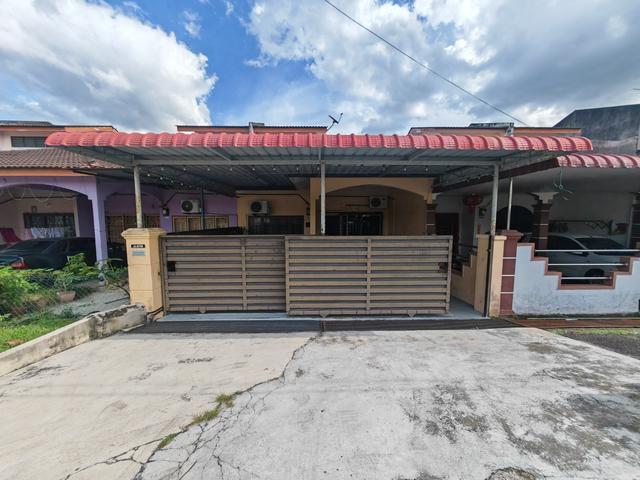 Terraced House for sale in Malaka