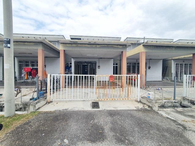 Terraced House for sale in Malaka