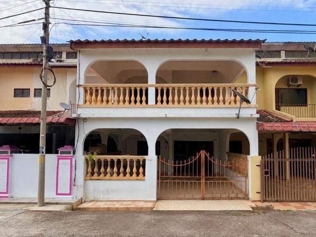 Terraced House for sale in Malaka
