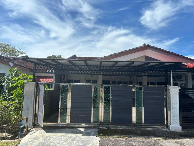 Terraced House for sale in Malaka