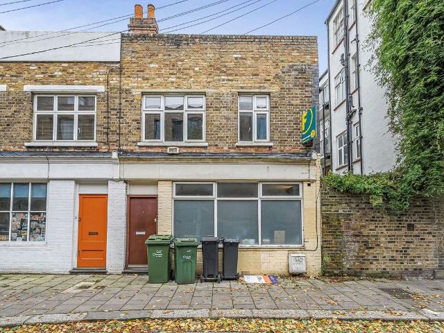 Apartment for rent in Blenheim Gardens Estate, Greater London