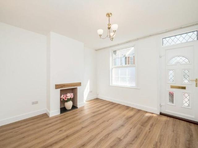 House for rent in Strawberry Hill, Cat Hill