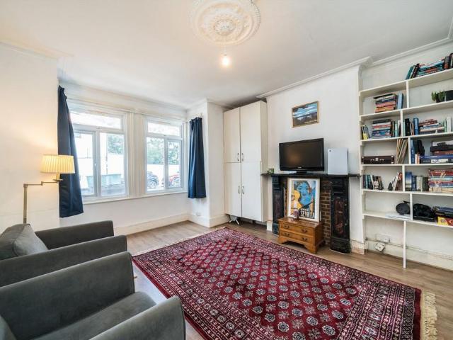 Apartment for rent in London Borough of Merton, Collier's Wood