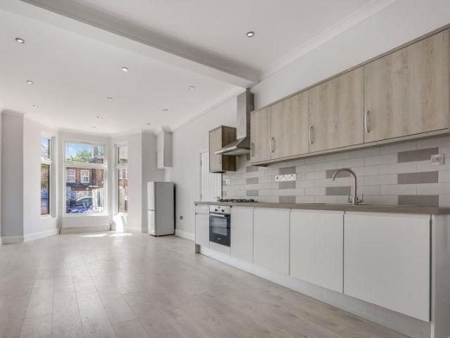 Apartment for rent in Seven Kings, Greater London