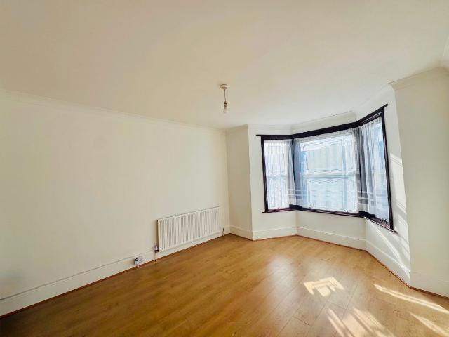 Apartment for rent in Seven Kings, Greater London