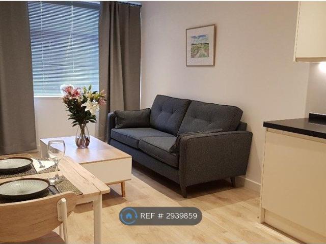 House for rent in The Image, Pouchen End