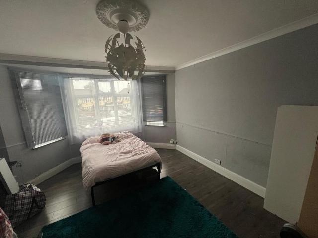 Apartment for rent in Bowes, Greater London