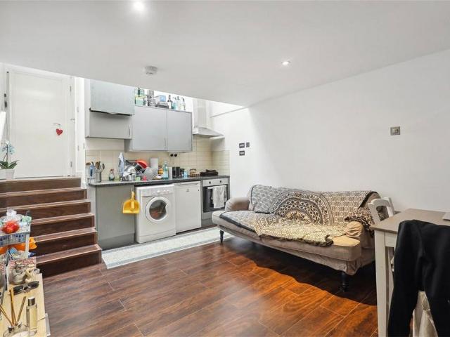 Apartment for rent in Walham Green, Greater London