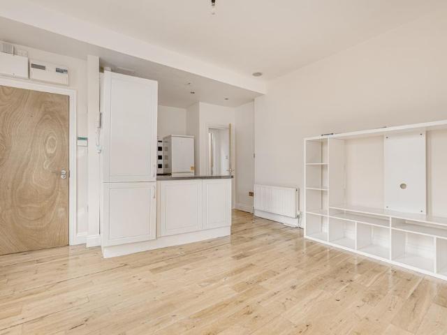 Apartment for rent in West Kensington, Greater London