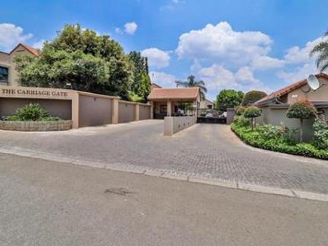 Townhouse for sale in Bedfordview, City of Ekurhuleni Metropolitan Municipality