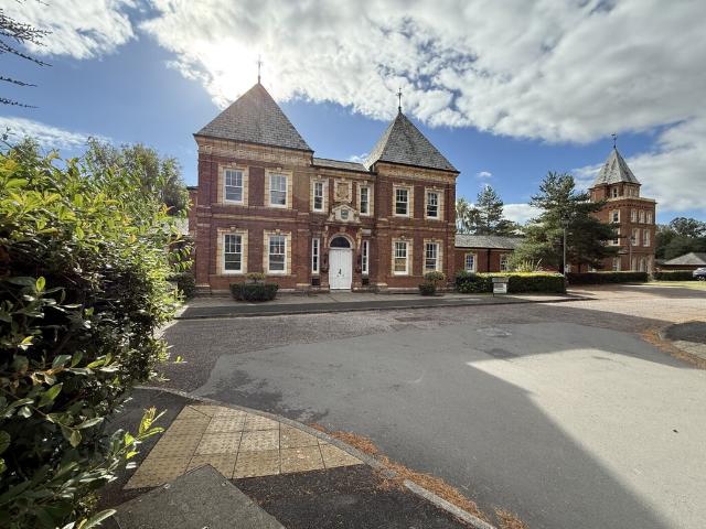 Room for rent in Falcon Lodge, Wales