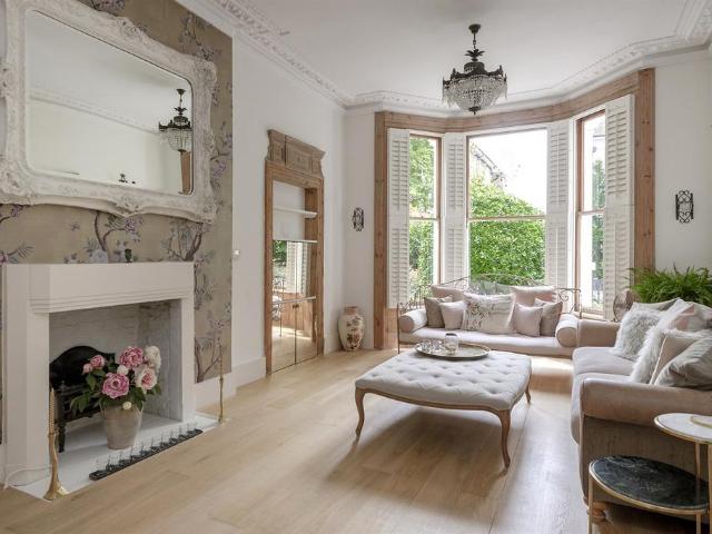 Apartment for rent in North Kensington, Greater London