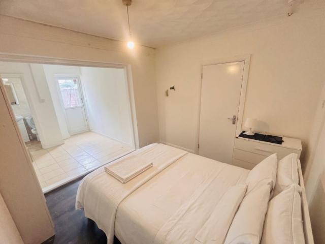 Studio for rent in Upper Edmonton, Greater London