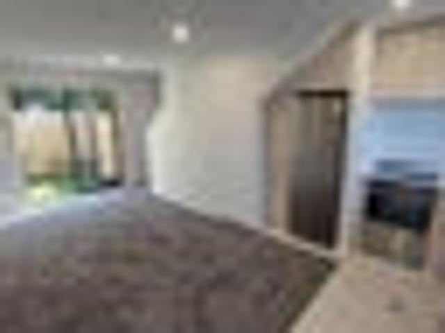 Townhouse for rent in Chaslands, Canterbury