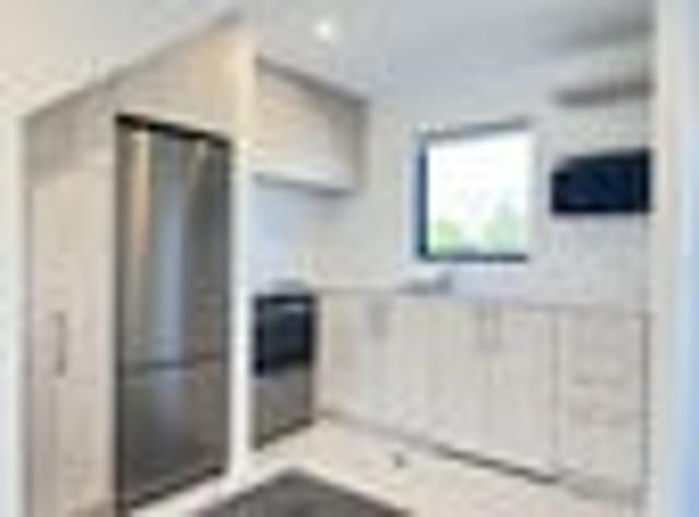Townhouse for rent in Chaslands, Canterbury