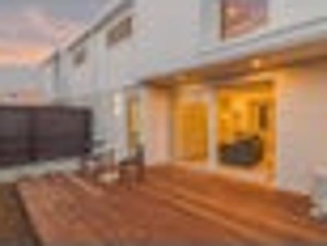 Townhouse for rent in Chaslands, Canterbury