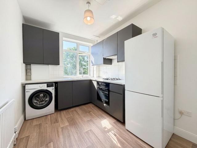 Apartment for rent in Denham, Gerrards Cross and Chalfonts Community Board, Denham Garden Village