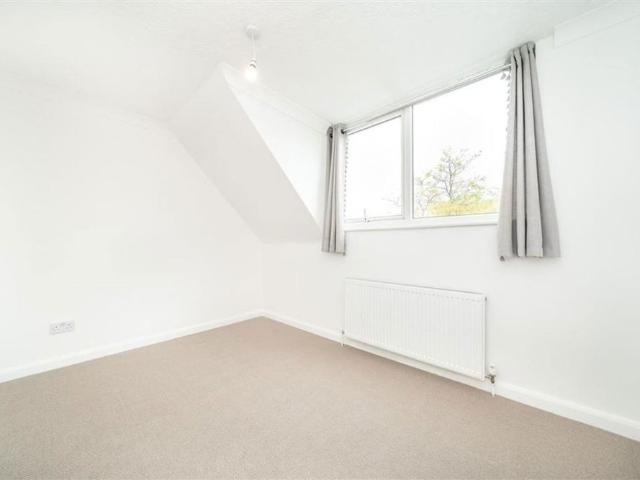Townhouse for rent in Hampton Hill, Greater London