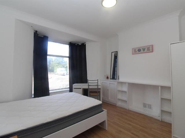 Room for rent in Falcon Lodge, Wales