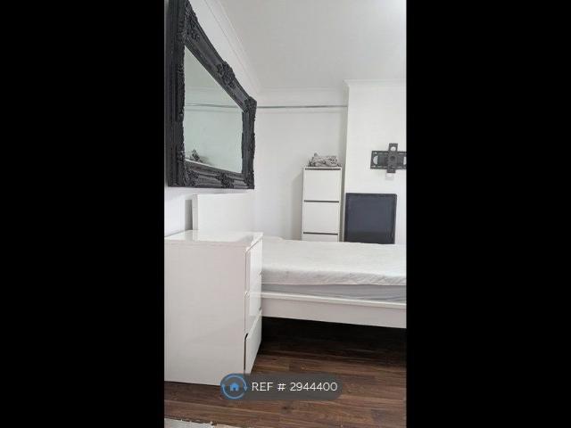 Room for rent in Marks Gate, Greater London