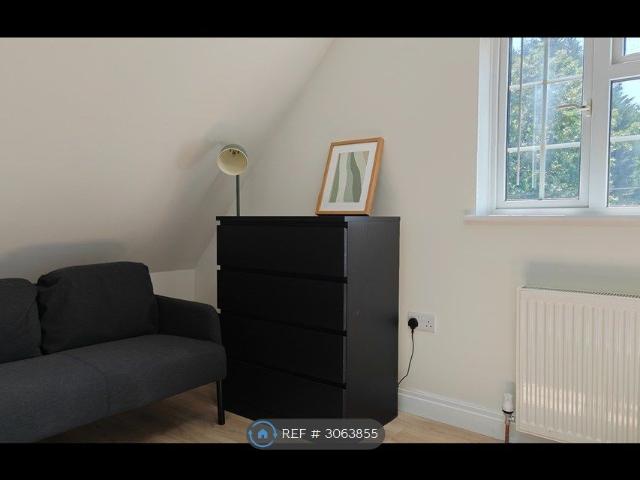 Room for rent in Redhill, Reigate and Banstead