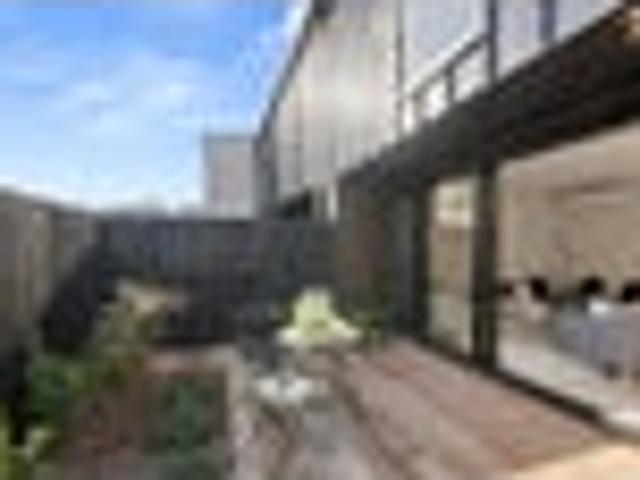 Townhouse for sale in Chaslands, Canterbury
