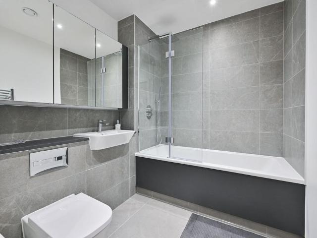 Apartment for rent in Queen's Park, Greater London