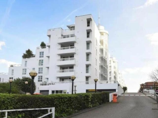 Apartment for rent in Silvertown, Greater London