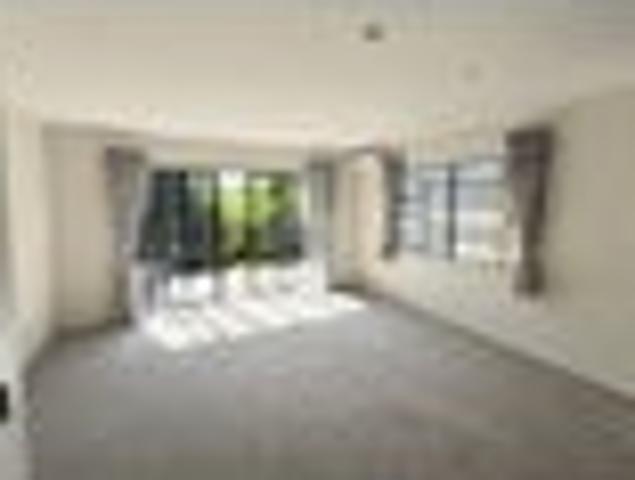 Townhouse for rent in Paremoremo