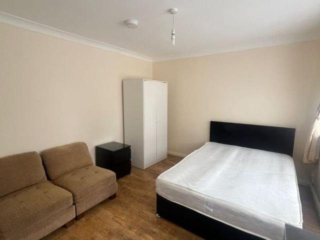 Room for rent in Hayes, Greater London
