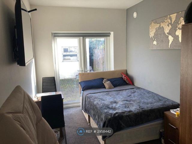 Room for rent in Lane, Greater London
