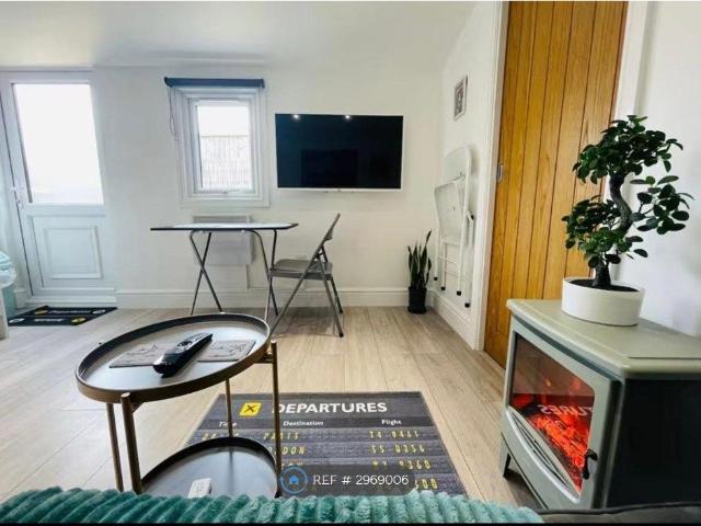 House for rent in London Borough of Hounslow, Greater London