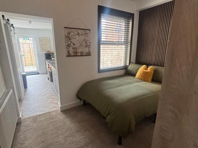 Studio for rent in Roselands, Eastbourne