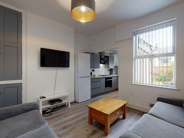 Room for rent in Lowfield, South Yorkshire