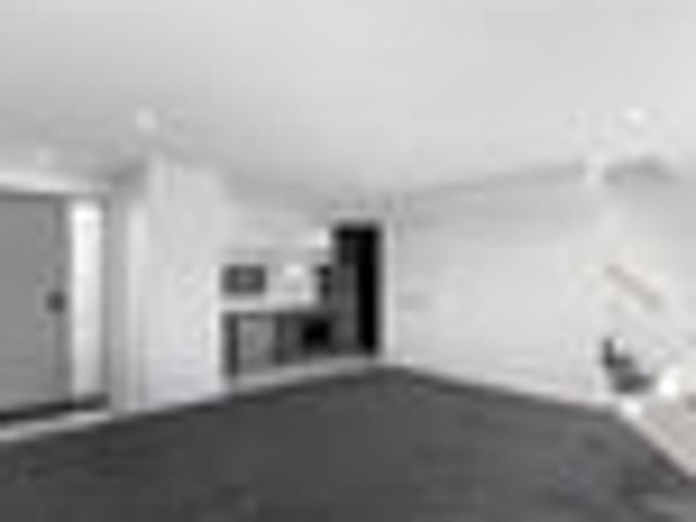 Townhouse for sale in Chaslands, Canterbury