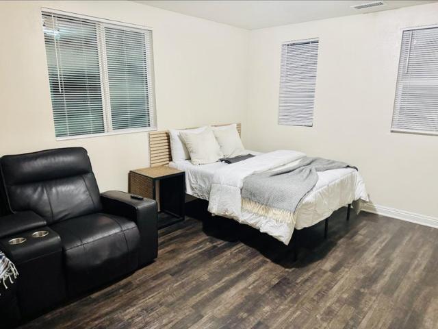 Room for rent in Canoga Park, California