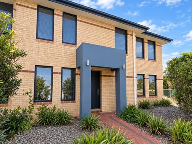 Townhouse for rent in Cloverdale, City of Belmont