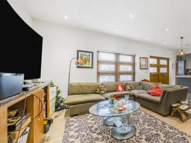 Apartment for rent in London Borough of Merton, Merton Park