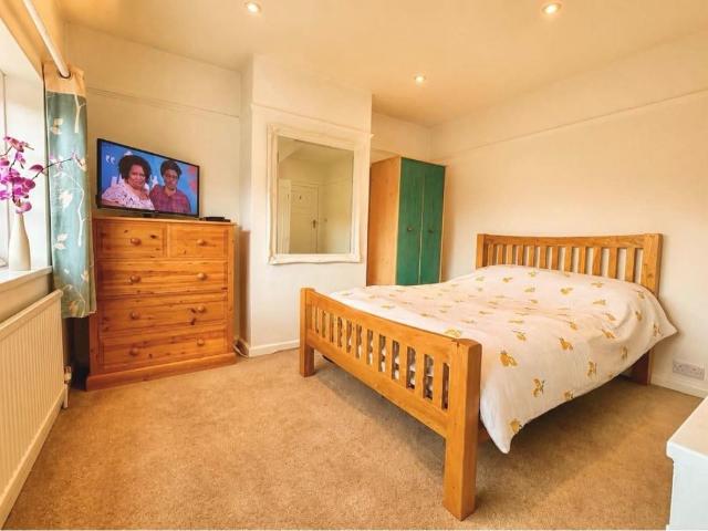 Room for rent in Merstham, Reigate and Banstead