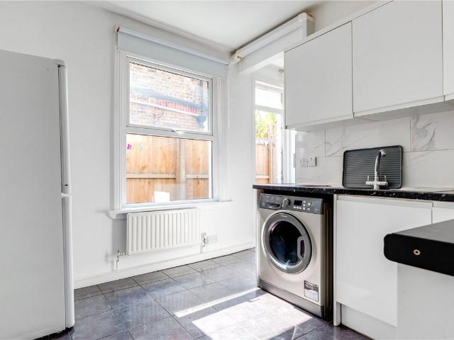 Apartment for rent in Furzedown, Greater London