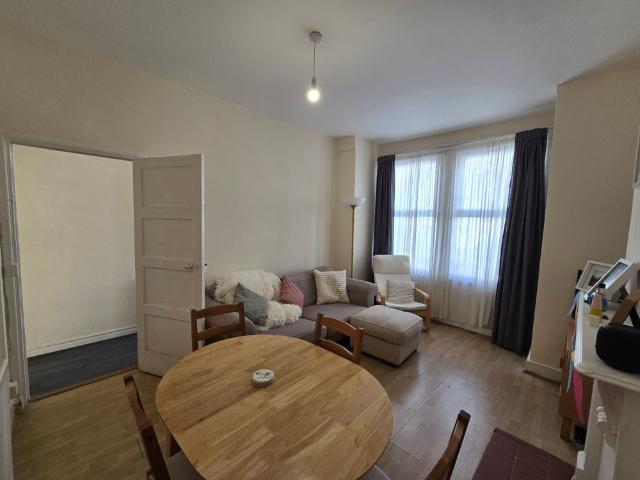 Apartment for rent in Furzedown, Greater London