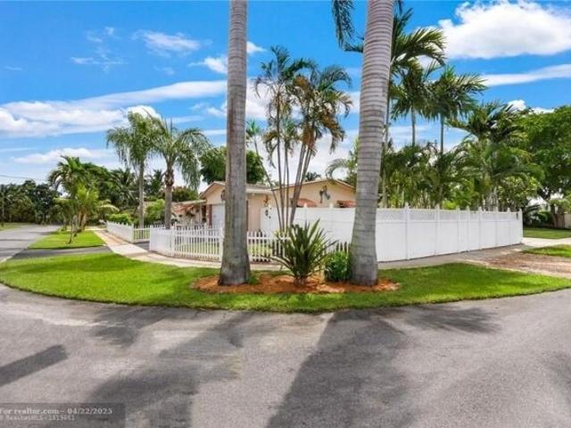 House for sale in Dania